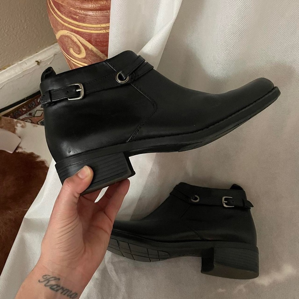 Clarks Leather Black ankle booties - size 10 - Vintage Aesthetic